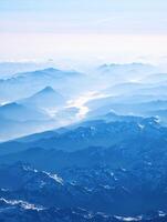 aereo Visualizza di Alpi, montagna gamma, sbalorditivo paesaggio scenario, viaggio e avventura sfondo, volante al di sopra di alpsv foto