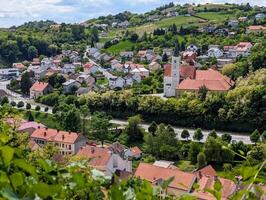 francescano monastero e santo di Caterina Chiesa circondato di foresta a Krapina, Croazia , contea hrvatsko zagorje foto