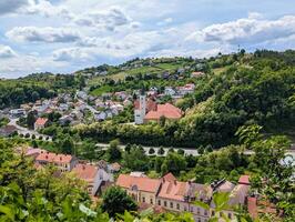 francescano monastero e santo di Caterina Chiesa circondato di foresta a Krapina, Croazia , contea hrvatsko zagorje foto