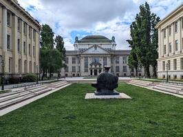 vecchio bellissimo edifici e architettura circostante verde parco nel zagabria città, Croazia, hrvatska foto