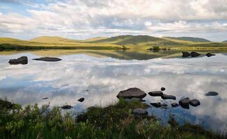 bellissimo paesaggio scenario con montagne e cielo riflessa nel acqua a lough aughawoolia nel connemara nazionale parco, contea Galway, Irlanda foto