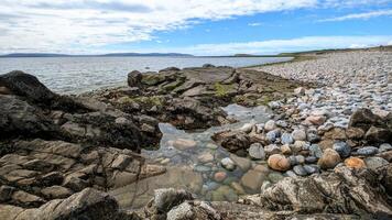 bellissimo paesaggio marino scenario, roccioso costa a selvaggio atlantico modo, salthill spiaggia vicino roccia nera nel Galway, Irlanda, natura e paesaggio sfondo foto