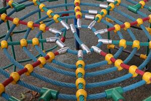 elementi per Giochi e gli sport su il terreno di gioco nel il città parco. foto