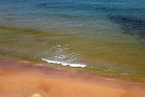 sabbioso spiaggia su il sponde di il mediterraneo mare nel settentrionale Israele. foto