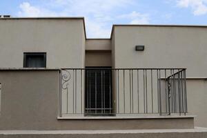 balcone, avvicinamento, come un architettonico dettaglio durante alloggiamento costruzione nel Israele foto