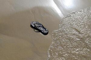 sabbioso spiaggia su il sponde di il mediterraneo mare nel settentrionale Israele. foto