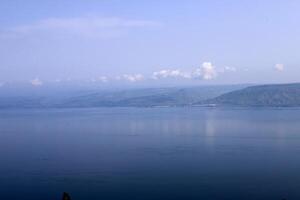 lago kinneret. il del lago costa è il più basso massa continentale su terra foto