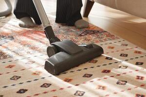 donne pulizia con vuoto addetto alle pulizie tappeto, foto