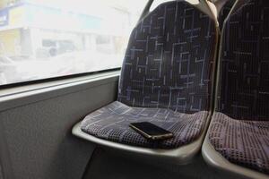 dimenticare smartphone su pubblico autobus sedersi foto