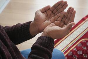 l'uomo musulmano tiene la mano nei gesti di preghiera durante il ramadan, primo piano foto