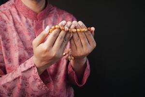 musulmano uomo preghiere durante Ramadan, vicino su foto