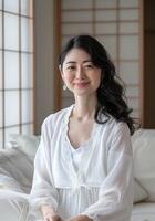 giapponese donna nel bianca vestito nel confortevole appartamento, ai foto