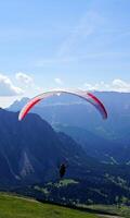 parapenti lanciato a partire dal un' alto alpino prato foto