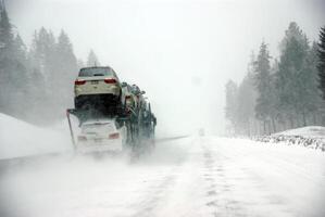 grande camion combattimento un' inverno tempesta foto