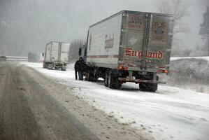 grande camion combattimento un' inverno tempesta foto