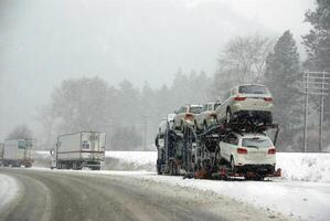 grande camion combattimento un' inverno tempesta foto