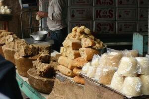 jaggery crudo zucchero per vendita nel mercato foto