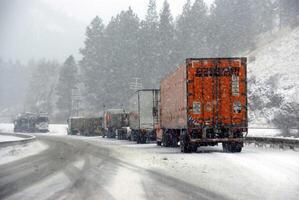 grande camion combattimento un' inverno tempesta foto