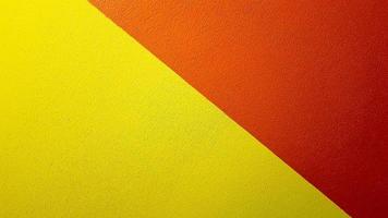 rosso e giallo parete dipinta texture astratta grunge background con copia spazio. motivo geometrico astratto sul muro. il muro è diviso in bordi di diversi colori foto