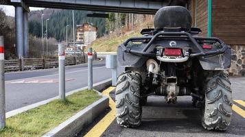 ucraina, bukovel - 20 novembre 2019. foto di un suv verde mimetico. una serie di foto da diverse angolazioni. veicolo fuoristrada a quattro ruote, bicicletta. escursioni in montagna per turisti.