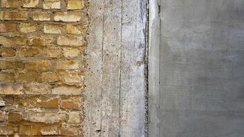 vuoto vecchio muro di mattoni texture. superficie della parete problematica verniciata. muro di mattoni largo grunge. sfondo muro di pietra rossa del grunge. facciata di edificio squallido con stucco danneggiato. copia spazio.