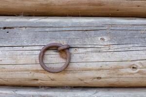 vecchio di legno Casa, vecchio finestre, vecchio costruzione. di legno tetto ghiaia foto