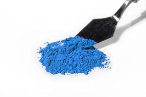 blu pigmento, asciutto dipingere su un' bianca sfondo, macro foto