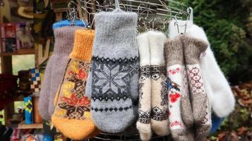 mercato dei souvenir a Yaremche. primo piano di guanti e guanti a maglia di lana naturale. foto