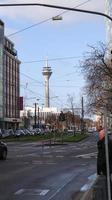 dusseldorf, germania - 20 febbraio 2020. torre della televisione. il centro storico di duesseldorf. paesaggio urbano con vista sul porto dei media, in Germania. torre di telecomunicazioni con ristorante e banco di sorveglianza foto