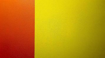 rosso e giallo parete dipinta texture astratta grunge background con copia spazio. motivo geometrico astratto sul muro. il muro è diviso in bordi di diversi colori foto