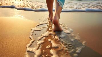 donna a piedi su il spiaggia, bagnato litorale sabbia con a piedi nudi stampe, ai foto