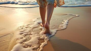 donna a piedi su il spiaggia, bagnato litorale sabbia con a piedi nudi stampe, ai foto