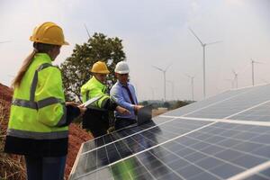 uomo d'affari o proprietario dai un'occhiata lavoro progresso di solare pannello installazione, sostenibile e rinnovabile energia, attività commerciale discussione foto