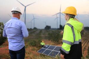 uomo d'affari o proprietario dai un'occhiata lavoro progresso di solare pannello installazione, sostenibile e rinnovabile energia, attività commerciale discussione foto