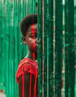 africano americano giovane donna con sua viso illuminato di verticale raggiante rosso neon tubi. nero storia concettuale sfondo foto