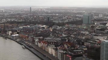 dusseldorf, germania - 20 febbraio 2020. vista panoramica della città di dusseldorf, l'argine del fiume e il reno. vista aerea di una città europea in germania. vista aerea di un drone. panorama. foto