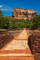 famoso turista punto di riferimento - antico sigiriya roccia, sri lanka foto