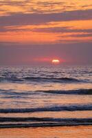 oceano onde su tramonto sfondo foto