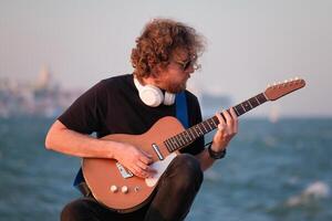 strada musicista giocando elettrico chitarra nel il strada foto