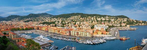 panorama di vecchio porta di simpatico con yacht, Francia foto