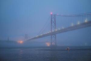 Visualizza di 25 de abril ponte famoso turista punto di riferimento di Lisbona nel pesante nebbia nebbia foto