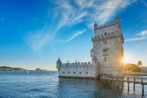 belem Torre su il banca di il tagus fiume su tramonto. Lisbona, Portogallo foto