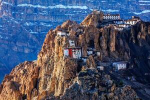 dhankar monastero arroccato su un' scogliera nel Himalaya, India foto