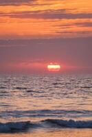 oceano onde su tramonto sfondo foto