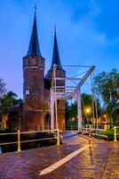 oostport orientale cancello di maiolica di delft a notte. delft, Olanda foto