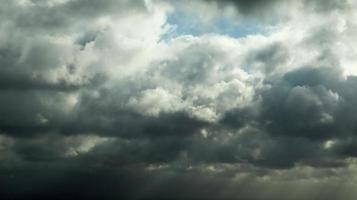nuvole scure e formazioni nuvolose proprio di fronte a un temporale. cielo grigio piovoso. foto