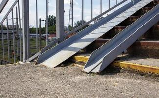 la scala del passaggio pedonale con tracce di distruzione. due binari per sedie a rotelle. ringhiere metalliche per biciclette, sedie a rotelle e passeggini con bambini. attrezzature speciali sulle scale. foto