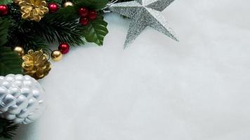 decorazioni natalizie, foglie di pino, palline, bacche su sfondo bianco neve, concetto di natale foto