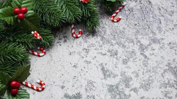 decorazioni natalizie, foglie di pino, palline, bacche su sfondo grunge, messa a fuoco selettiva concetto di natale foto