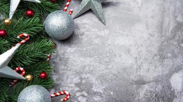 decorazioni natalizie, foglie di pino, palline, bacche su sfondo grunge, messa a fuoco selettiva concetto di natale foto